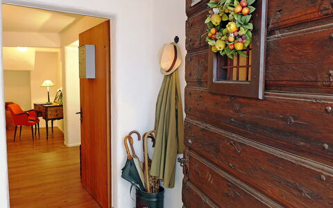 Chesa Rossa: Propriété, Pièce, Dur, Sol, Maison, Bois, Parquet, Design Intérieur, Porte, Mur
