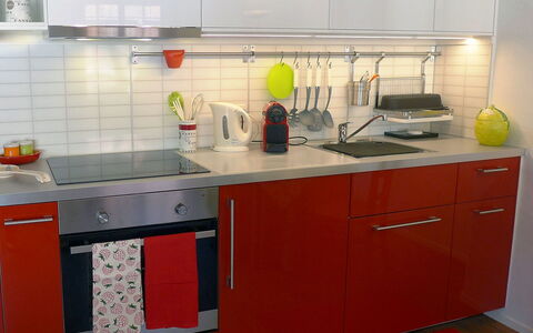 Chesa Rossa: Comptoir, Cuisine, Cabinetry, Pièce, Meubles, Propriété, Principaux Appliance, Cuisinière, Design Intérieur, Électroménager