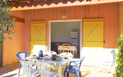 Plein Sud: Table, Meubles, Bâtiment, Propriété, Plante, Chaise, Porte, Éclairage, Ombre, Bois