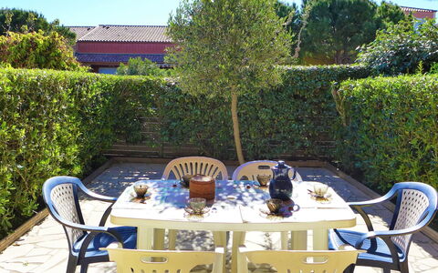 Plein Sud: Table, Plante, Meubles, Propriété, Chaise, Ciel, Tableau De Plein Air, Bleu Azur, Mobilier De Jardin, Arbre