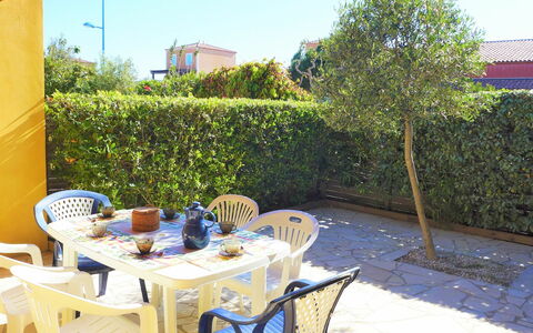Plein Sud: Ciel, Plante, Table, Meubles, Propriété, Chaise, Bleu Azur, Mobilier De Jardin, Vaisselle, Tableau De Plein Air