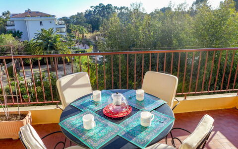 Boulouris Mimosa: Table, Ciel, Meubles, Propriété, Plante, Chaise, Bâtiment, Bleu Azur, Vaisselle, Mobilier De Jardin