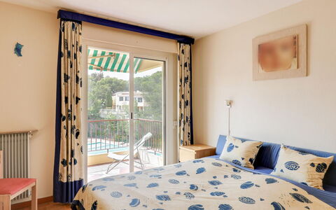 Boulouris Mimosa: Chambre, Pièce, Propriété, Meubles, Lit, Drap De Lit, Design Intérieur, Cadre De Lit, Bâtiment, Mur