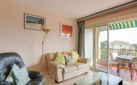 Boulouris Mimosa: Pièce, Propriété, Salon, Meubles, Design Intérieur, Immobilier, Bâtiment, Maison, Jaune, Table