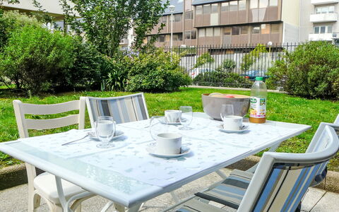 Saint Malo 330: Table, Meubles, Vaisselle, Chaise, Bleu, Design Intérieur, Plante, Sol, Bâtiment, Mobilier De Jardin