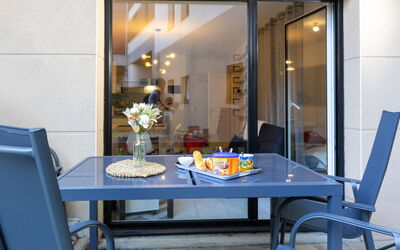 Saint Malo 330: Table, Meubles, Vaisselle, Chaise, Bleu, Design Intérieur, Plante, Sol, Bâtiment, Mobilier De Jardin