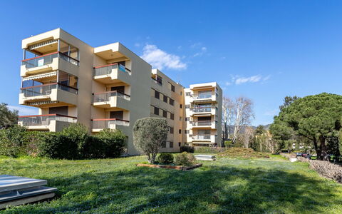 Parcs du Lavandou: Ciel, L'Eau, Bâtiment, Propriété, Jour, Piscine, Fenêtre, Bleu, Bleu Azur, Architecture