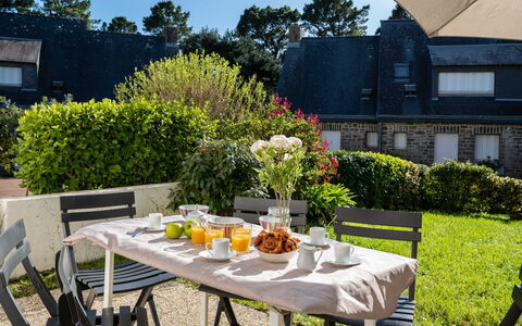 La Sauvagère: Ciel, Nuage, Aliments, Plante, Vaisselle, Table, Fenêtre, Montagne, Fruit, Bois