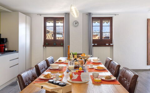 Dumont: Table, Aliments, Meubles, Fenêtre, Cabinetry, Vaisselle, Bâtiment, Bois, Chaise, Orange