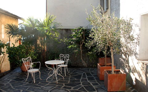 Dumont: Propriété, Pot De Fleur, Cour, Pièce, Maison, Bâtiment, Sol, Arbre, Immobilier, Meubles