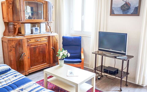 Beauchesne: Meubles, Pièce, Propriété, Table, Design Intérieur, Bureau, Salon, Bureau D'Ordinateur, Bâtiment, Maison