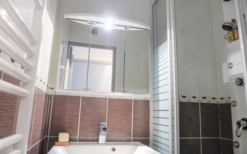 Les Jardins du Vidourle: Salle De Bains, Propriété, Pièce, Tuile, Design Intérieur, Maison, Robinet, Luminaire Plomberie, Baignoire, Bâtiment