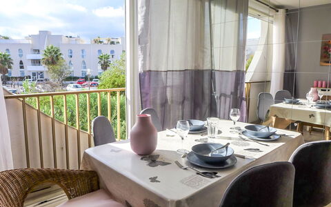 Les Jardins du Vidourle: Propriété, Pièce, Restaurant, Design Intérieur, Meubles, Rideau, Bâtiment, Table, Immobilier, Maison