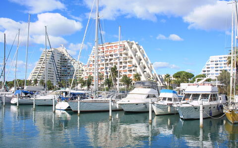 Les Jardins du Vidourle: L'Eau, Nuage, Bateau, Ciel, Bâtiment, Navire, Jour, Véhicule, Bleu, Bleu Azur