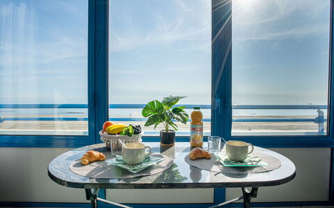 Marianne: L'Eau, Vaisselle, Table, Propriété, Ciel, Meubles, Bleu, Bleu Azur, Fenêtre, Design Intérieur