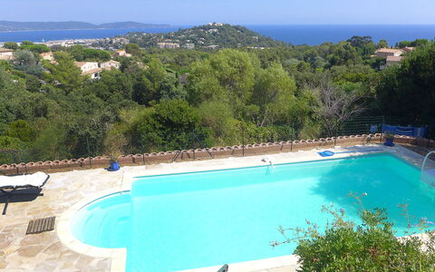 Villa Micheline: L'Eau, Ciel, Propriété, Piscine, Bâtiment, Plante, Vert, Bleu Azur, Arbre, Rectangle