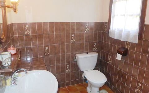 Villa Micheline: Salle De Bains, Propriété, Pièce, Tuile, Sol, Mur, Luminaire Plomberie, Immobilier, Siège De Toilette, Toilette