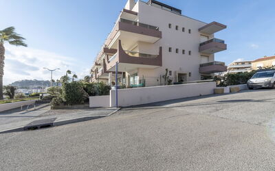 Cavalaire 264: Ciel, Bâtiment, Propriété, Nuage, Plante, Surface De La Route, Asphalte, Maison, Arbre, Zone Résidentielle
