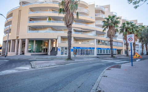 Turquoise: Appartement, Condominium, Usage Mixte, Bâtiment Commercial, Ombre, Familiale, Mid-Taille Car, Parking, Éclairage Public