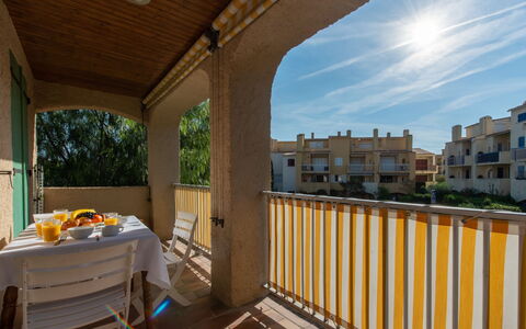Cavalaire 460: Ciel, Nuage, Table, Bâtiment, Fenêtre, Porche, Bois, Ombre, Chaise, Sol