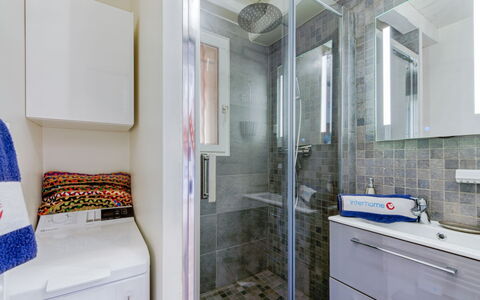 Cavalaire 460: Miroir, Évier, Luminaire Plomberie, Robinet, Design Intérieur, Salle De Bains, Armoire De Toilette, Bâtiment, Sol