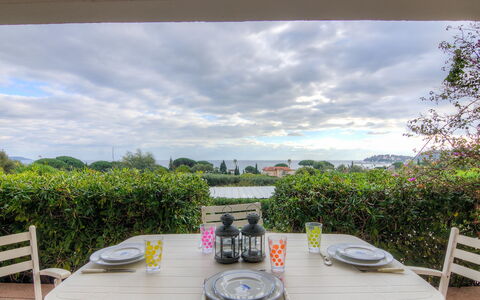 Cavalaire 505: Propriété, Immobilier, Ciel, Pièce, Maison, Table, Vacances, Domicile, Bâtiment, Design Intérieur