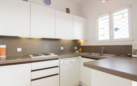 Cavalaire 505: Comptoir, Propriété, Pièce, Cuisine, Cabinetry, Meubles, Design Intérieur, Bâtiment, Jaune, Maison