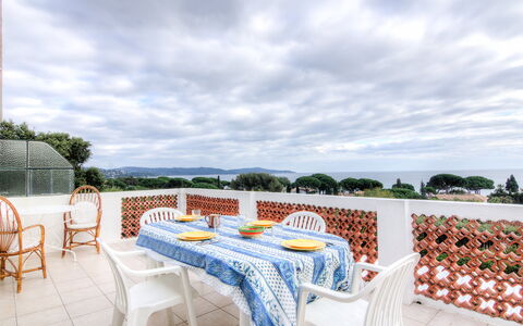 Cavalaire 505: Propriété, Immobilier, Recours, Restaurant, Table, Meubles, Nappe De Table, Bâtiment, Pièce, Vacances