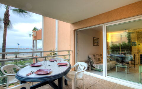 Cavalaire 651: Propriété, Pièce, Design Intérieur, Bâtiment, Maison, Meubles, Immobilier, Architecture, Table, Plafond