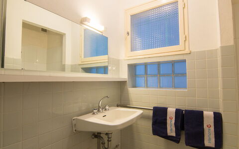 Villa Chantoiseau: Salle De Bains, Pièce, Propriété, Lavabo, Évier, Tuile, Mur, Design Intérieur, Armoire De Toilette, Accessoire Salle De Bain