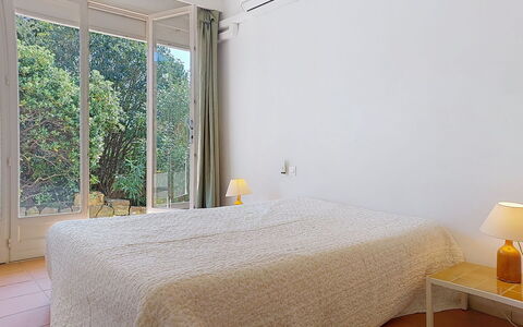 Villa Chantoiseau: Lit, Chambre, Design Intérieur, Mur, Drap De Lit, Sol, Literie, Sol, Bois, Meubles