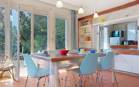 Villa Chantoiseau: Meubles, Design Intérieur, Chaise, Sol, Salle À Manger, Table, Bois, Table Cuisine Et Salle A Manger, Sol, Plafond