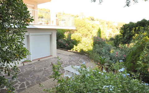 Villa Chantoiseau: Bâtiment, Propriété, Meubles, Fenêtre, Confort, Bois, Design Intérieur, Ombre, Sol