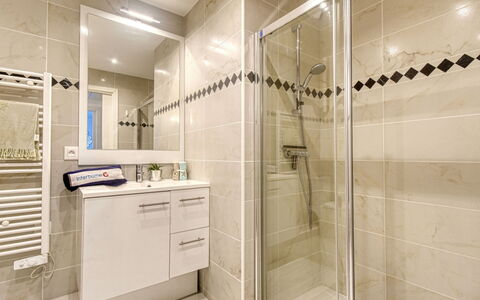 Fréjus 185: Porte De Douche, Tete De Douche, Luminaire Plomberie, Cabinetry, Douche, Salle De Bains, Miroir, Mur, Sol