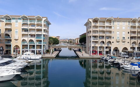 Fréjus 185: Bateau, L'Eau, Navire, Marina, Voie Navigable, Bateaux Et Nautique - Materiel Et Fournitures, Canal, Port, Appartement, Architecture Navale