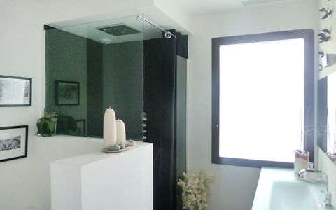 Les Oliviers: Bâtiment, Plante, Luminaire Plomberie, Robinet, Évier, Miroir, Design Intérieur, Salle De Bains, Sol, Bois