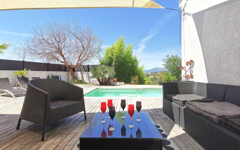 Les Oliviers: Ciel, Propriété, Meubles, Table, Bleu, Bâtiment, Plante, Architecture, Chaise, Fenêtre