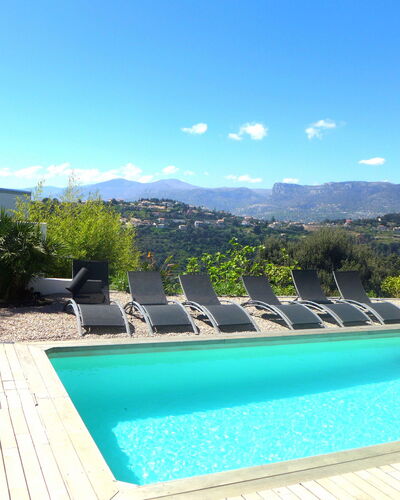 Les Oliviers: L'Eau, Ciel, Propriété, Plante, Piscine, Bâtiment, Nuage, Bleu Azur, Rectangle, Herbe