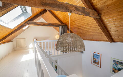 Hoche: Bois, Bâtiment, Maison, Fenêtre, Design Intérieur, Grenier, Faisceau, Sol, Sol, Immobilier