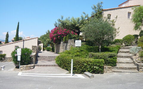 Saint Cyr sur Mer la Madrague 900: Propriété, Mur, Ville, Quartier, Arbre, Bâtiment, Maison, Zone Résidentielle, Architecture, Plante