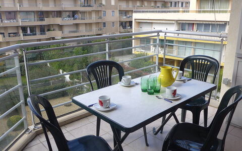 Côté Port: Table, Meubles, Bâtiment, Propriété, Chaise, Vaisselle, Pot De Fleur, Plante, Mobilier De Jardin, Design Intérieur