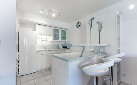 Côté Port: Miroir, Évier, Propriété, Robinet, Luminaire Plomberie, Éclairage, Salle De Bains, Design Intérieur, Maison, Lavabo