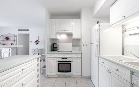 Côté Port: Cabinetry, Comptoir, Propriété, Meubles, Blanc, Bâtiment, Évier, Tiroir, Cuisine, Cuisinière