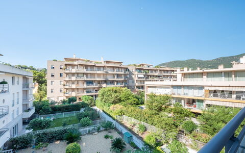 Côté Port: Ciel, Bâtiment, Plante, Fenêtre, Design Urbain, Condominium, Bloc Tour, Façade, Ville, Toit