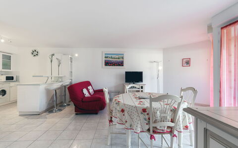 Côté Port: Table, Meubles, Bâtiment, Cadre, Chaise, Bois, Salon, Sol, Sol
