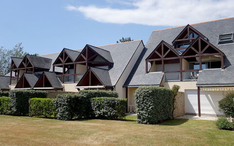 Ty Bihan: Plante, Ciel, Nuage, Fenêtre, Lot Terre, Herbe, Chalet, Zone Résidentielle, Maison, Design Urbain