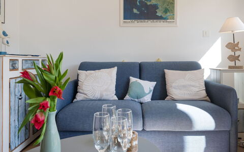 Ty Bihan: Table, Canapé, Meubles, Propriété, Cadre, Vert, Bleu Azur, Bâtiment, Design Intérieur, Textile