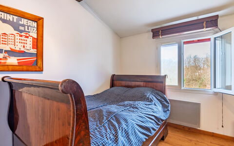 Eki Alde: Chambre, Lit, Bois, Drap De Lit, Literie, Meubles, Design Intérieur, Sol, Sol, Pièce