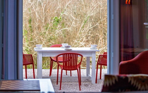 Eki Alde: Meubles, Rouge, Chaise, Design Intérieur, Table, Table Cuisine Et Salle A Manger, Salle À Manger, Tableau De Plein Air, Table Basse, Mobilier De Jardin