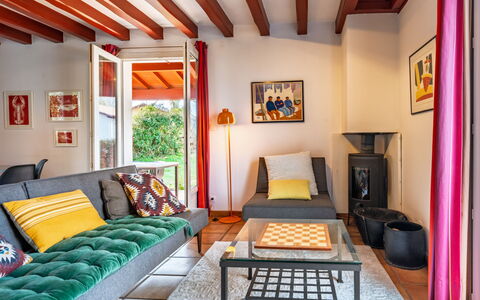 Eki Alde: Meubles, Design Intérieur, Sol, Mur, Canapé, Sol, Bois, Salon, Pièce, Domicile